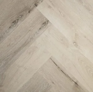 fehér szaniter csaptelep közelről, réz belső mechanizmussal